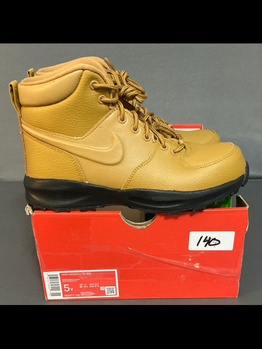 Nike Manoa women’s 6.5/youth 5 brand new!
